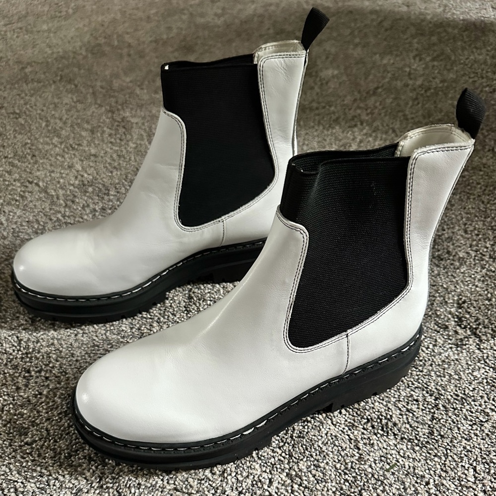 Marc Fisher Patrick Chelsea Lugsole Boots White Womans 8.5 NWT Pull On Elastic
